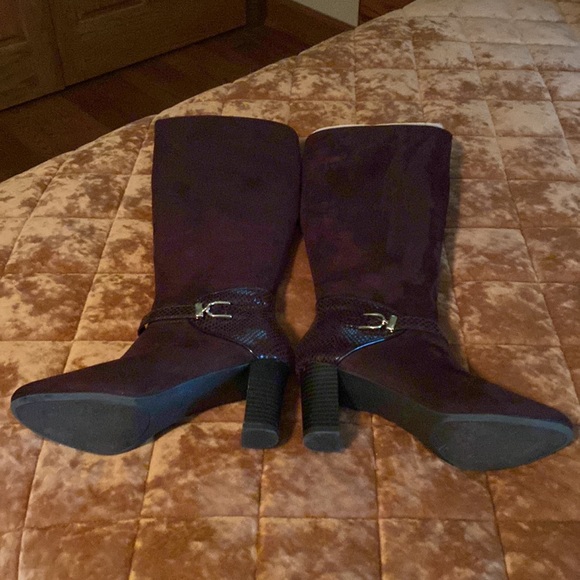 Purchased at Macy’s.No box. Beautiful,chocolate suede. Great condition. Size 6M. - Picture 5 of 5